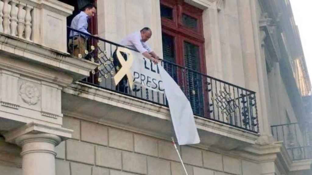 El alcalde de Reus ha intentado que no se retirara la pancarta