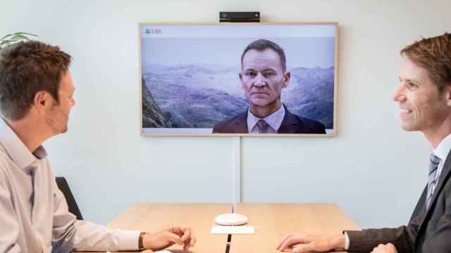 En la pantalla, la simulación del economista jefe durante una reunión.