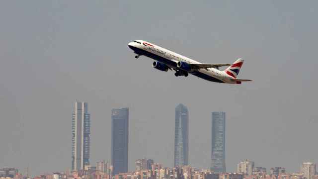 Un avión de British Airways despega en Barajas, Madrid.