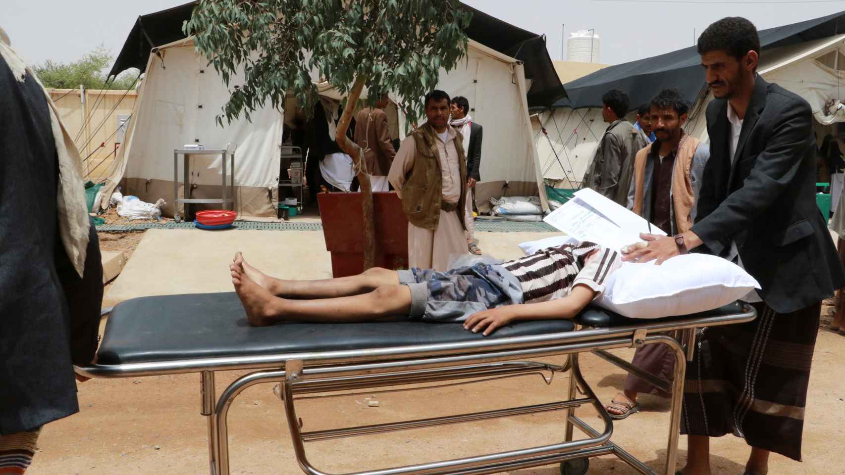 Un niño yemení en una camilla tras ser herido por un ataque aéreo en Yemen.