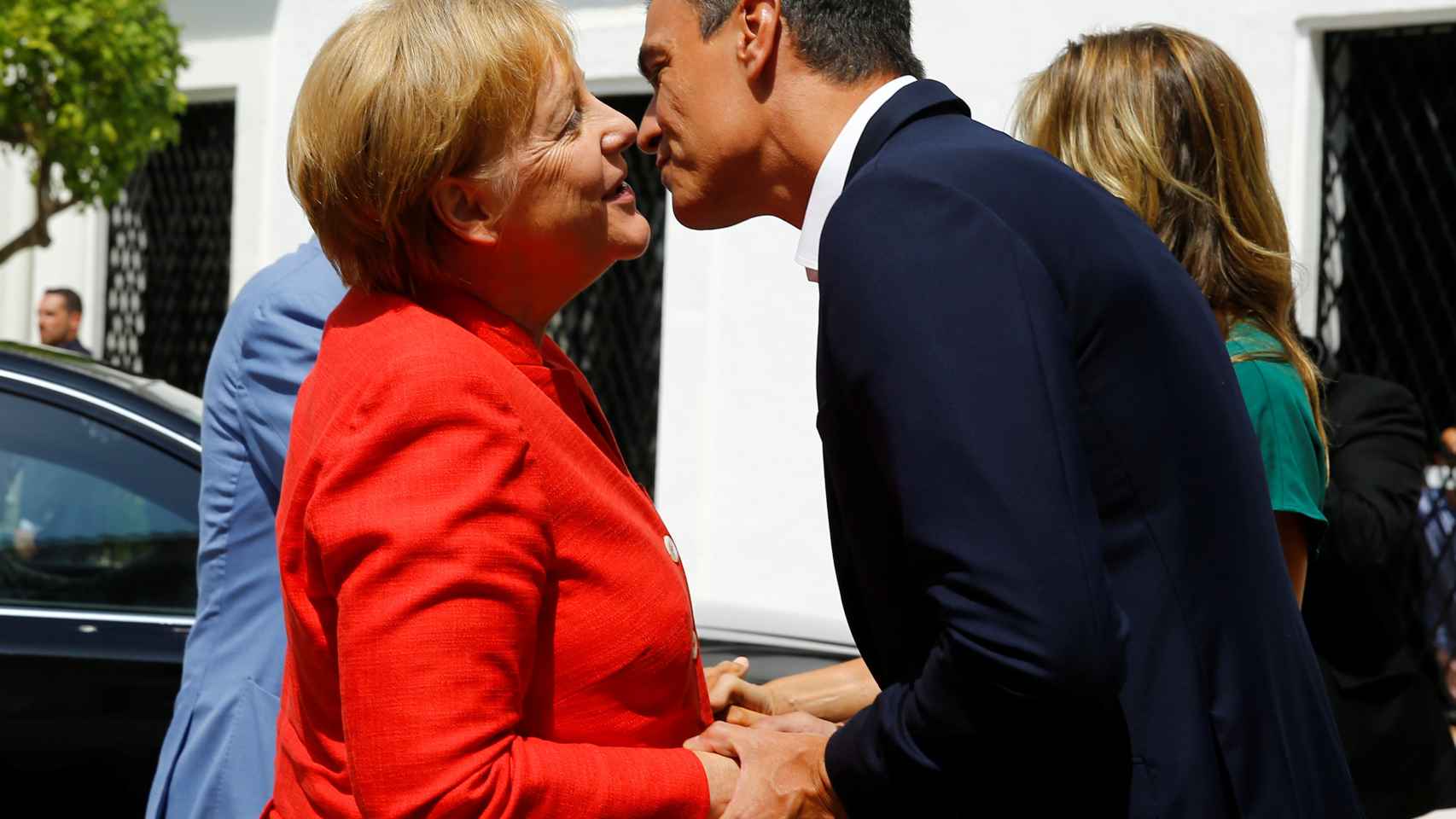 Angela Merkel y Pedro Sánchez se saludan en Doñana.