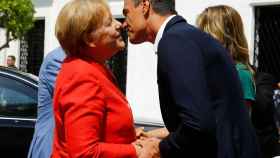 Merkel y Pedro Sánchez se saludan en Doñana