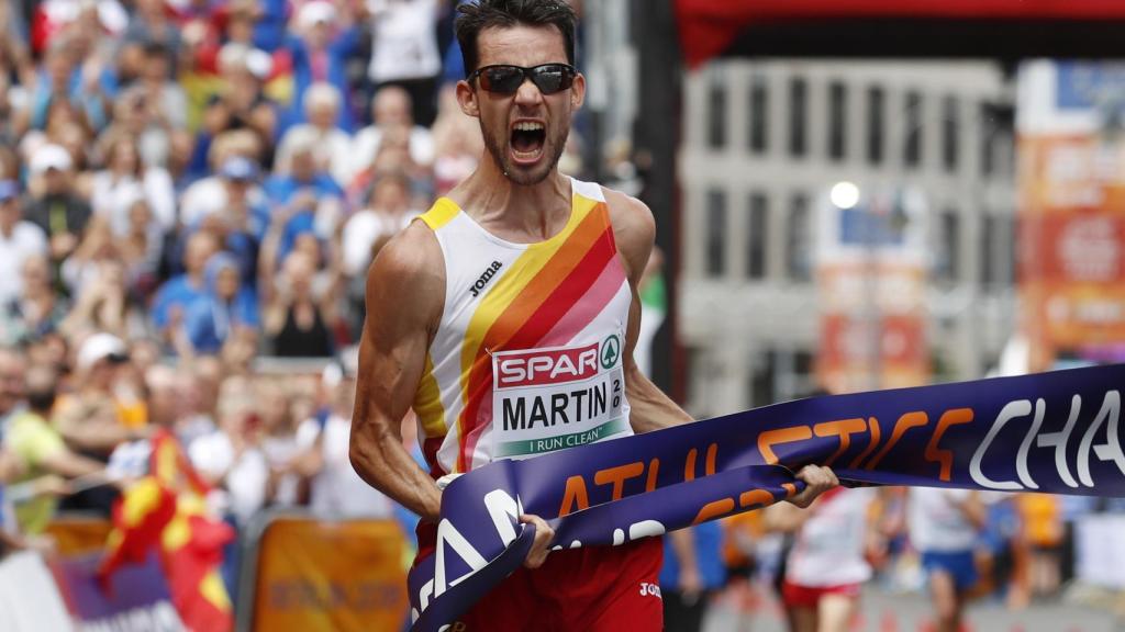 Álvaro Martín celebra rabioso su victoria en los 20 kms marcha del Europeo.