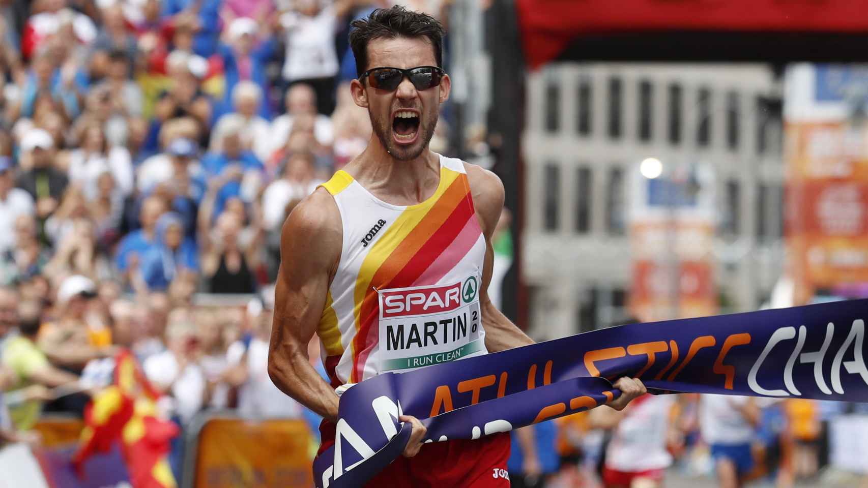 Álvaro Martín celebra rabioso su victoria en los 20 kms marcha del Europeo.