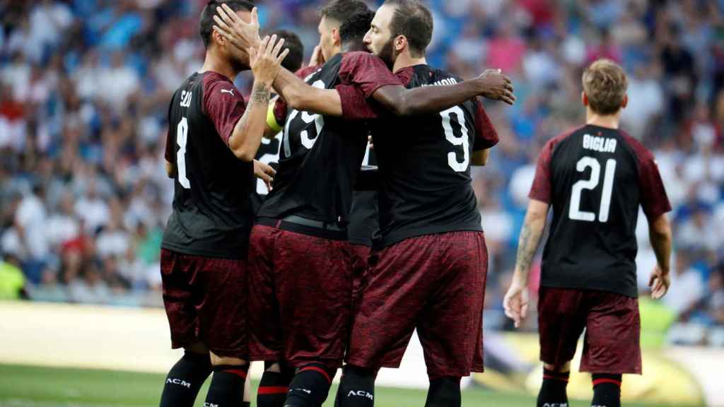 El Milan celebra un gol de Higuaín en el Santiago Bernabéu