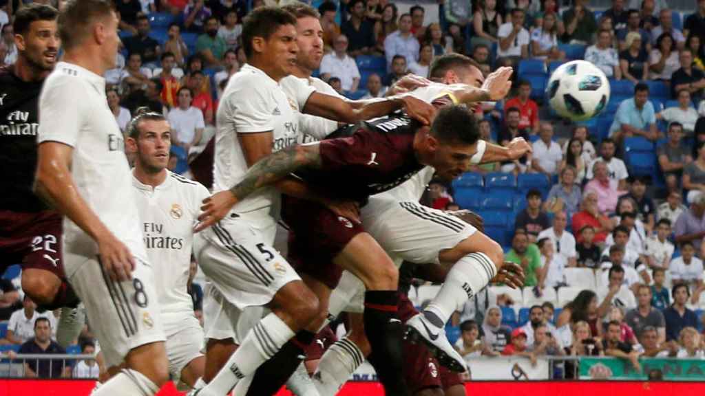 La defensa del Real Madrid ante el Milan
