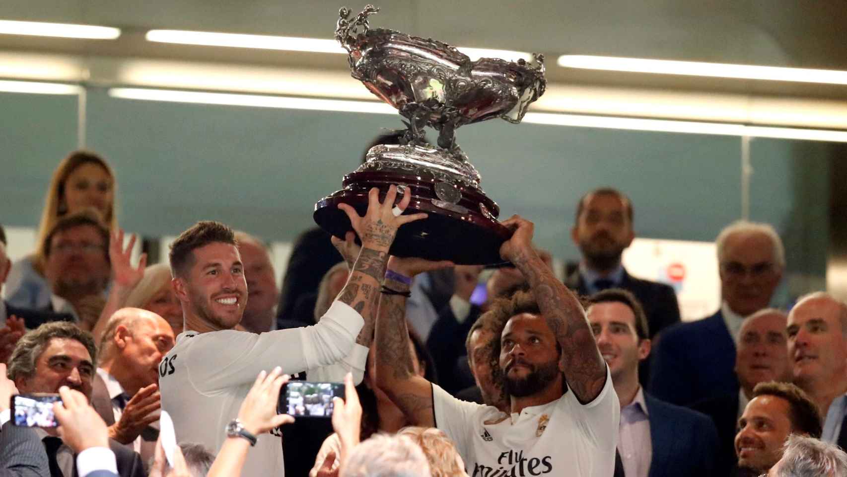 Sergio Ramos y Marcelo levantan el Trofeo Santiago Bernabéu
