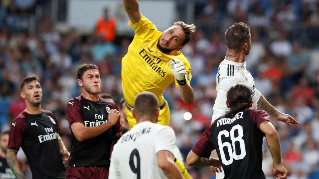 Sergio Ramos, rematando ante la defensa del Milan