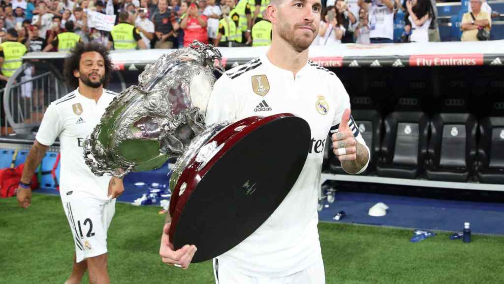 Sergio Ramos, portando el Trofeo Santiago Bernabéu