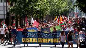 Cientos de personas marchan en San Sebastián en favor de la República vasca