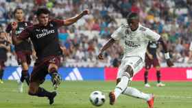 Vinicius lanzando a portería durante un partido del Real Madrid