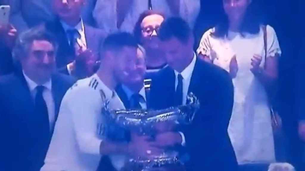 Paolo Maldini le entrega el Trofeo Santiago Bernabéu a Ramos