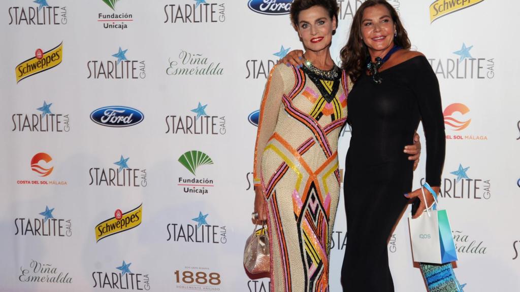 La italiana posando junto a una amiga a la llegada a Starlite.