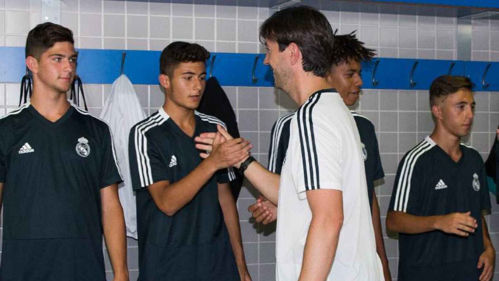 Manu Fernández saludando a su nueva plantilla del Juvenil C del Real Madrid