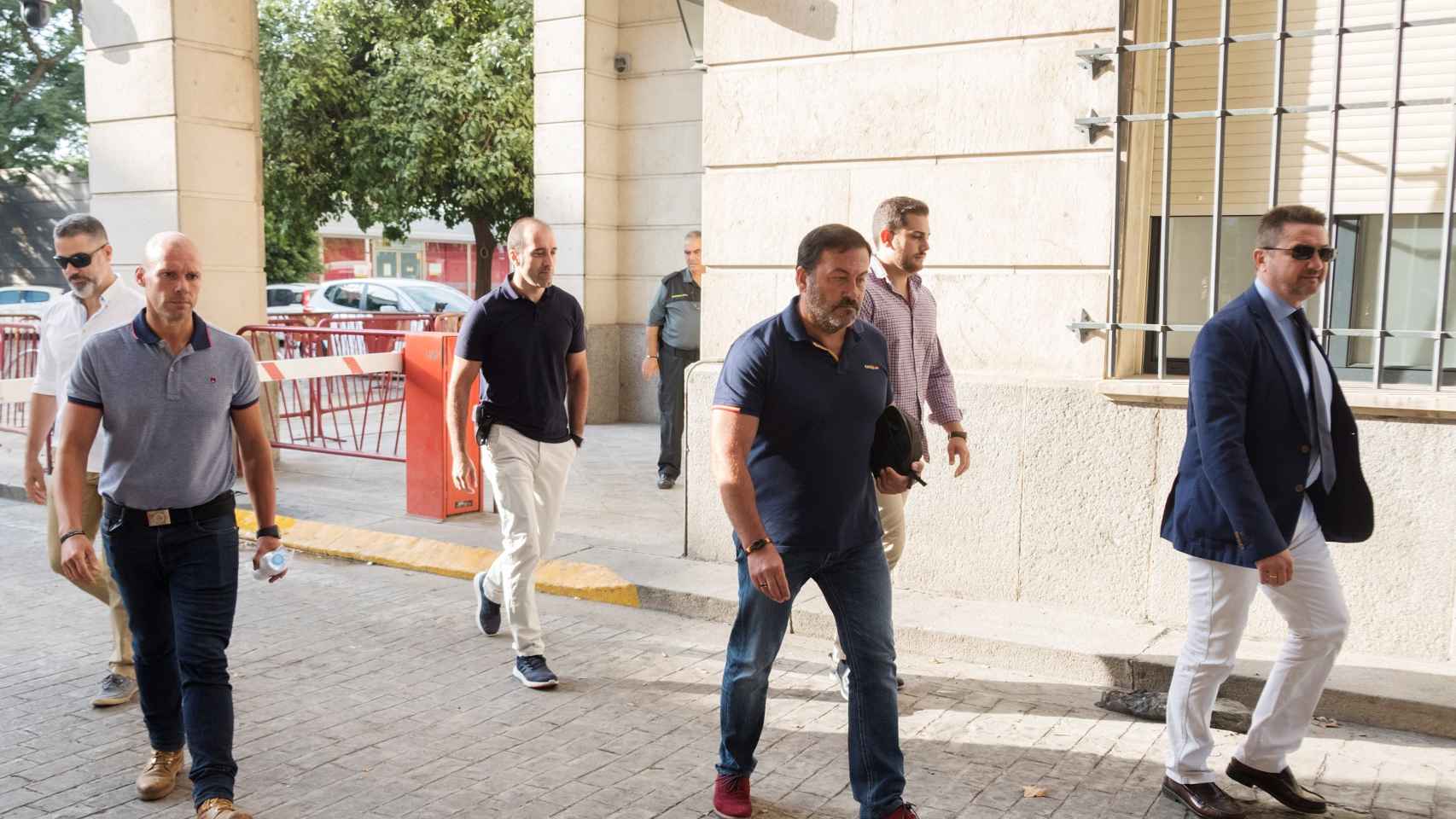 Los vigilantes supuestamente embestidos por Boza, a su llegada al juzgado de Sevilla.