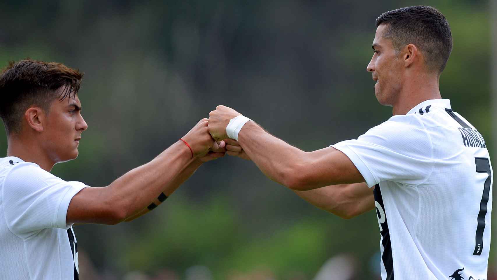 Dybala y Cristiano Ronaldo celebran un gol