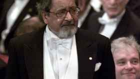 V. S. Naipaul, al recoger el premio Nobel de Literatura en 2001.
