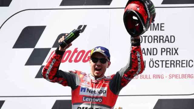 Jorge Lorenzo celebra en el podio su victoria en el Gran Premio de Austria.