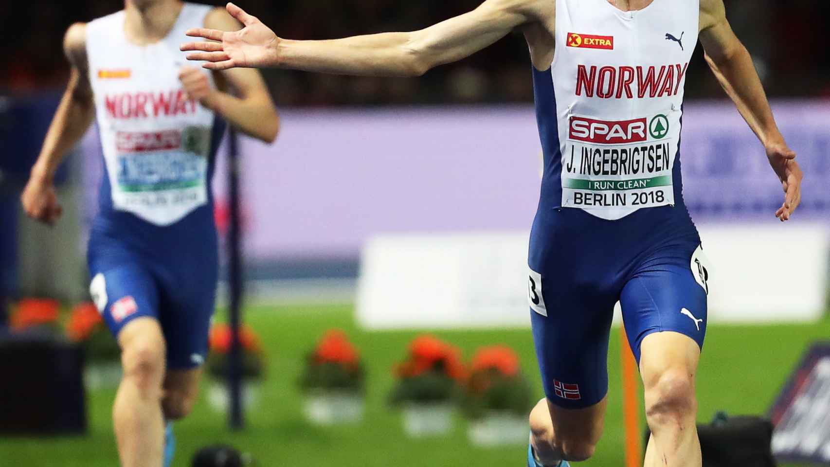 Jakob Ingebrigtsen, entra en meta en la final de 5.000m por delante de su hermano Henrik.