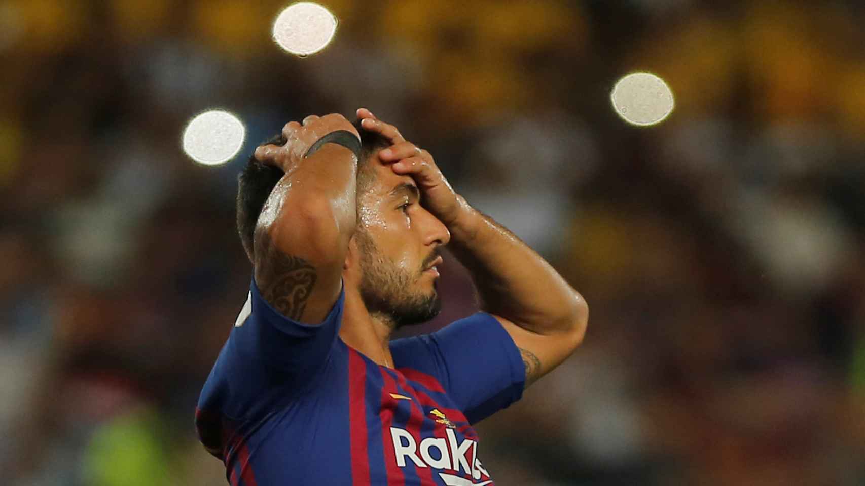 Luis Suárez se lamenta por una ocasión fallada en el Sevilla - FC Barcelona (Supercopa de España)