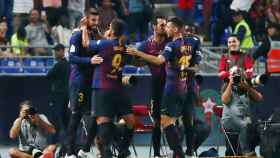 Gerard Piqué celebra con sus compañeros un gol en el Sevilla - FC Barcelona (Supercopa de España)