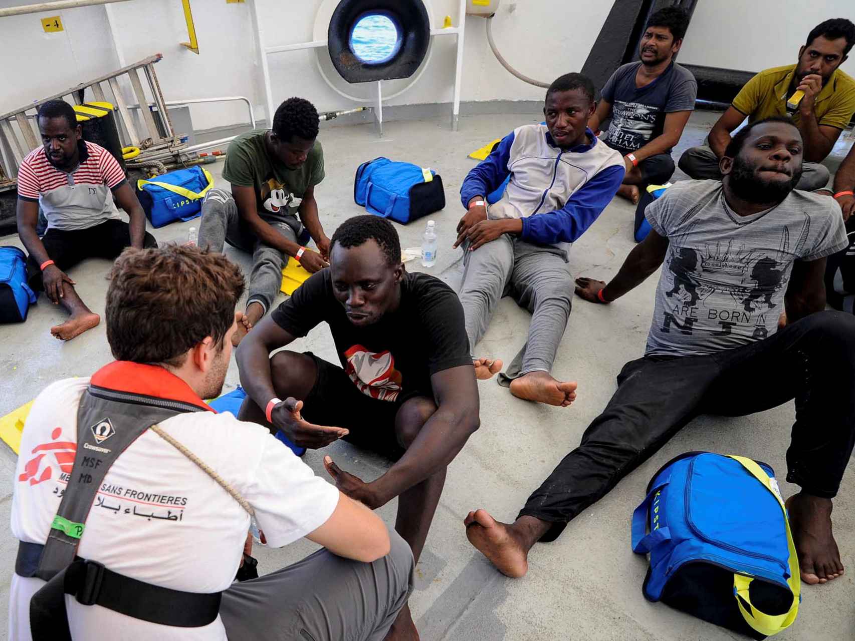 Inmigrantes a bordo del Aquarius tras ser rescatados el pasado viernes.