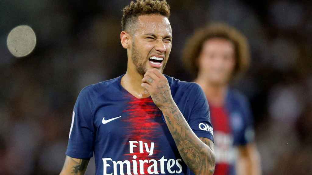 Neymar se lamenta de una ocasión con el PSG