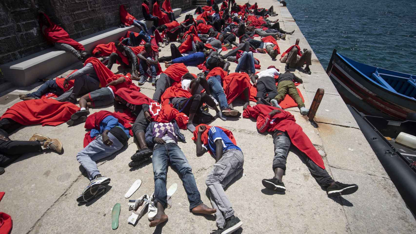 Inmigrantes subsaharianos rescatados en el Estrecho de Gibraltar descansan en el Puerto de Tarifa.