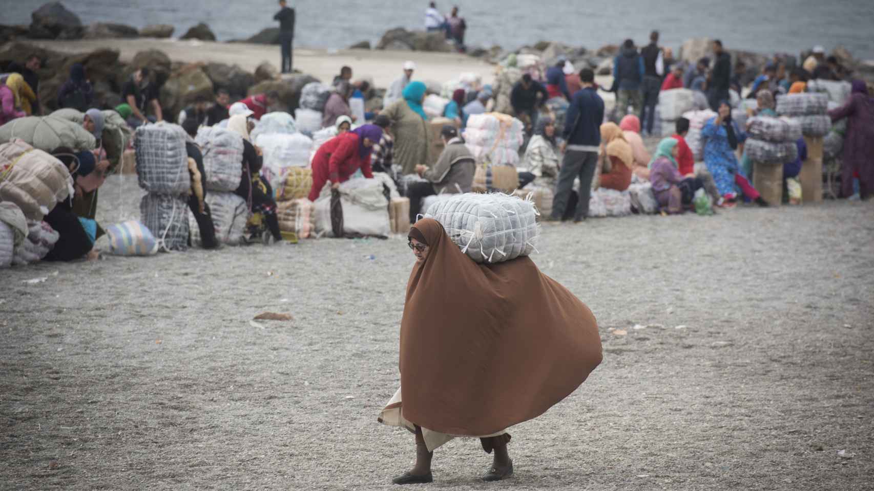 Porteadoras hacen cola en la playa del Tarajal, Ceuta para entrar en Marruecos - MARCOS MORENO38