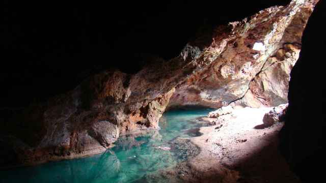 La entrada principal de la Cueva del Agua es accesible al público