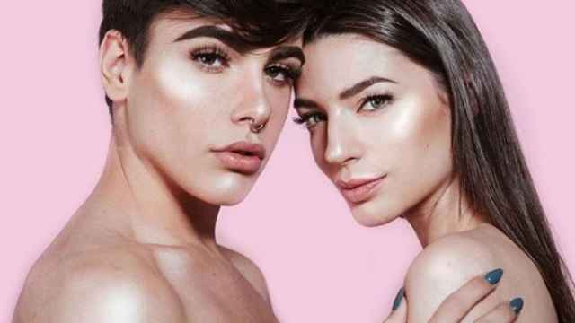 Sergio Pardo y Elena Casado posando con el maquillaje para hombres y mujeres en una foto de redes sociales.