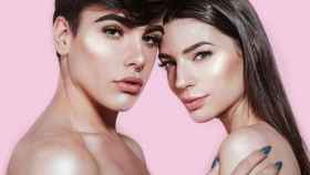 Sergio Pardo y Elena Casado posando con el maquillaje para hombres y mujeres en una foto de redes sociales.