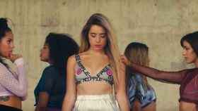 Lola Índigo en el vídeo musical luciendo el top 'Free Nipples'.