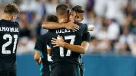 Óscar Rodríguez celebra un gol con el Real Madrid junto a Lucas Vázquez