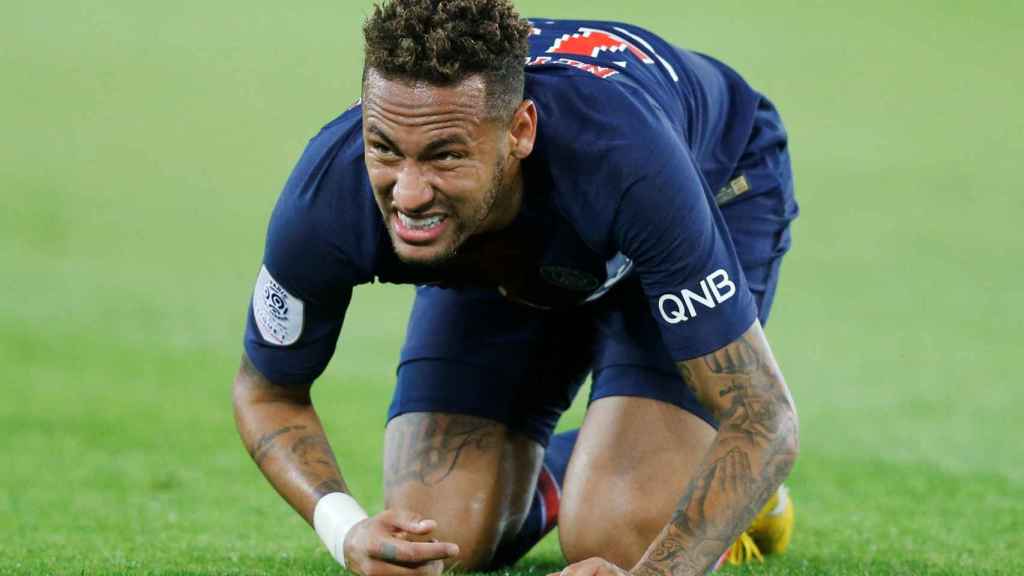 Neymar se duele en el suelo durante un partido con el PSG