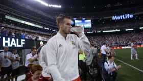 Bale, jugador del Real Madrid, bebiendo agua