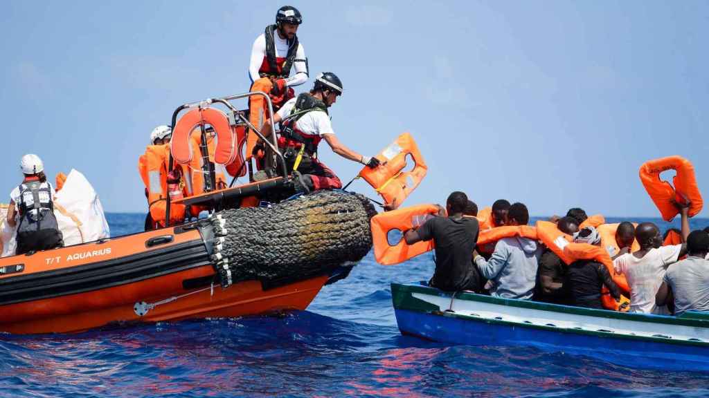 Varios inmigrantes siendo rescatados para ser llevados abordo del barco de rescate Aquarius.