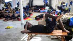 Migrantes descansando en el barco 'Aquarius'.