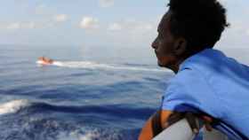 Un migrante descansando a bordo del buque de rescate Aquarius.