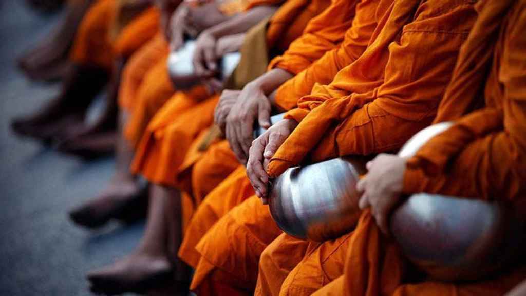 La mayoría de los monjes se alimenta diariamente de las ofrendas que reciben.