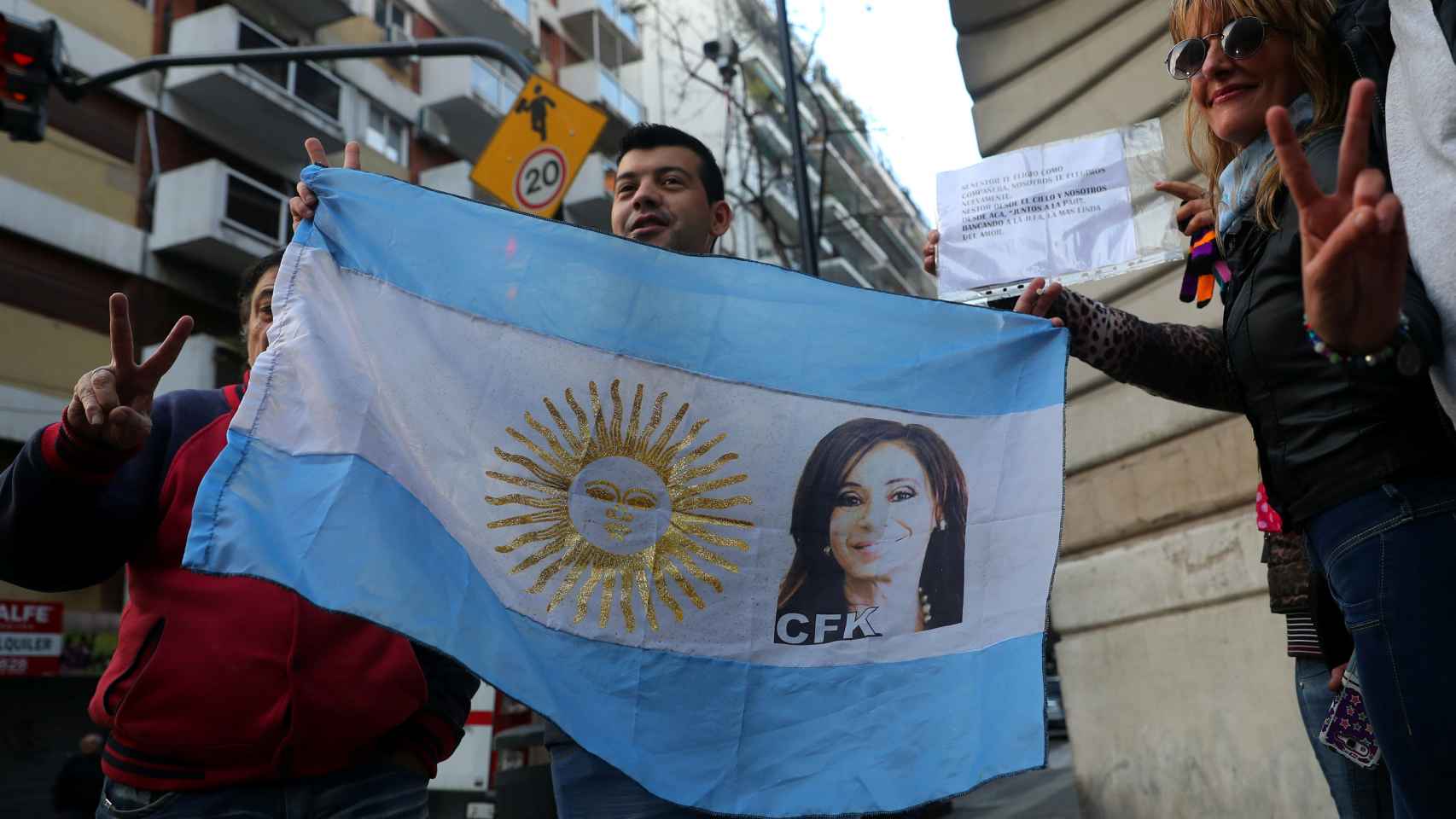 Partidarios de la expresidenta argentina Fernández de Kirchner sostienen la bandera argentina con su imagen.