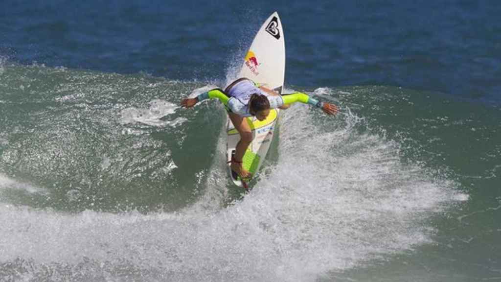 Una chica haciendo surf.