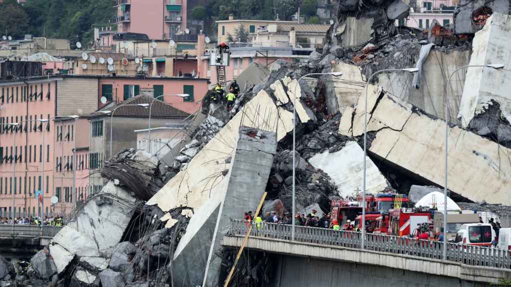 Escombros del puente colapsado.