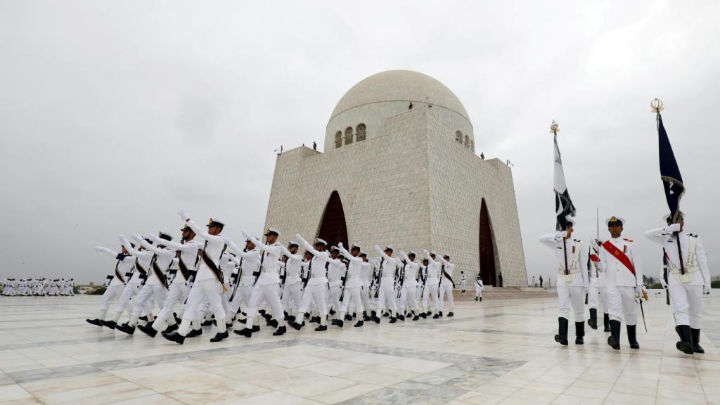 Miembros de la Fuerza Navak pakistaní marchan durante un desfile militar.