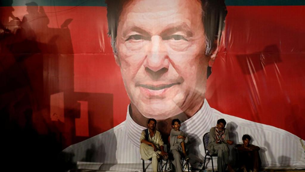 Un cartel del nuevo primer ministro, Imran Khan, en Karachi.