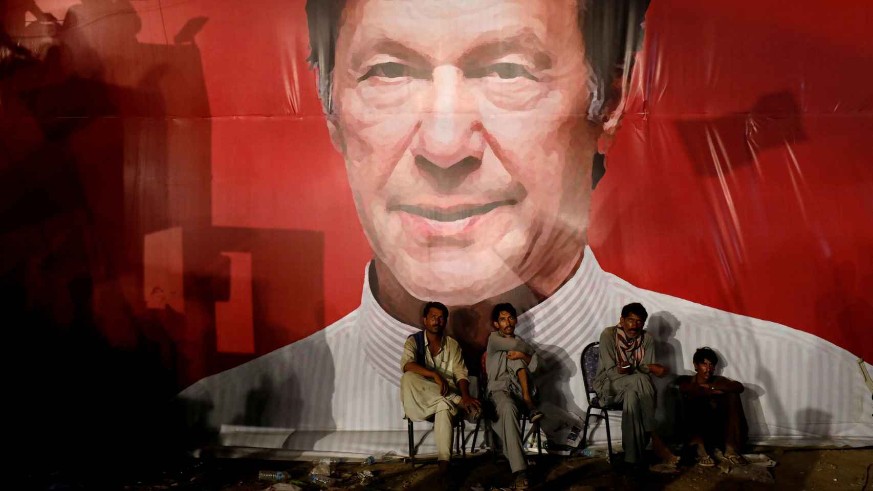 Un cartel del nuevo primer ministro, Imran Khan, en Karachi.