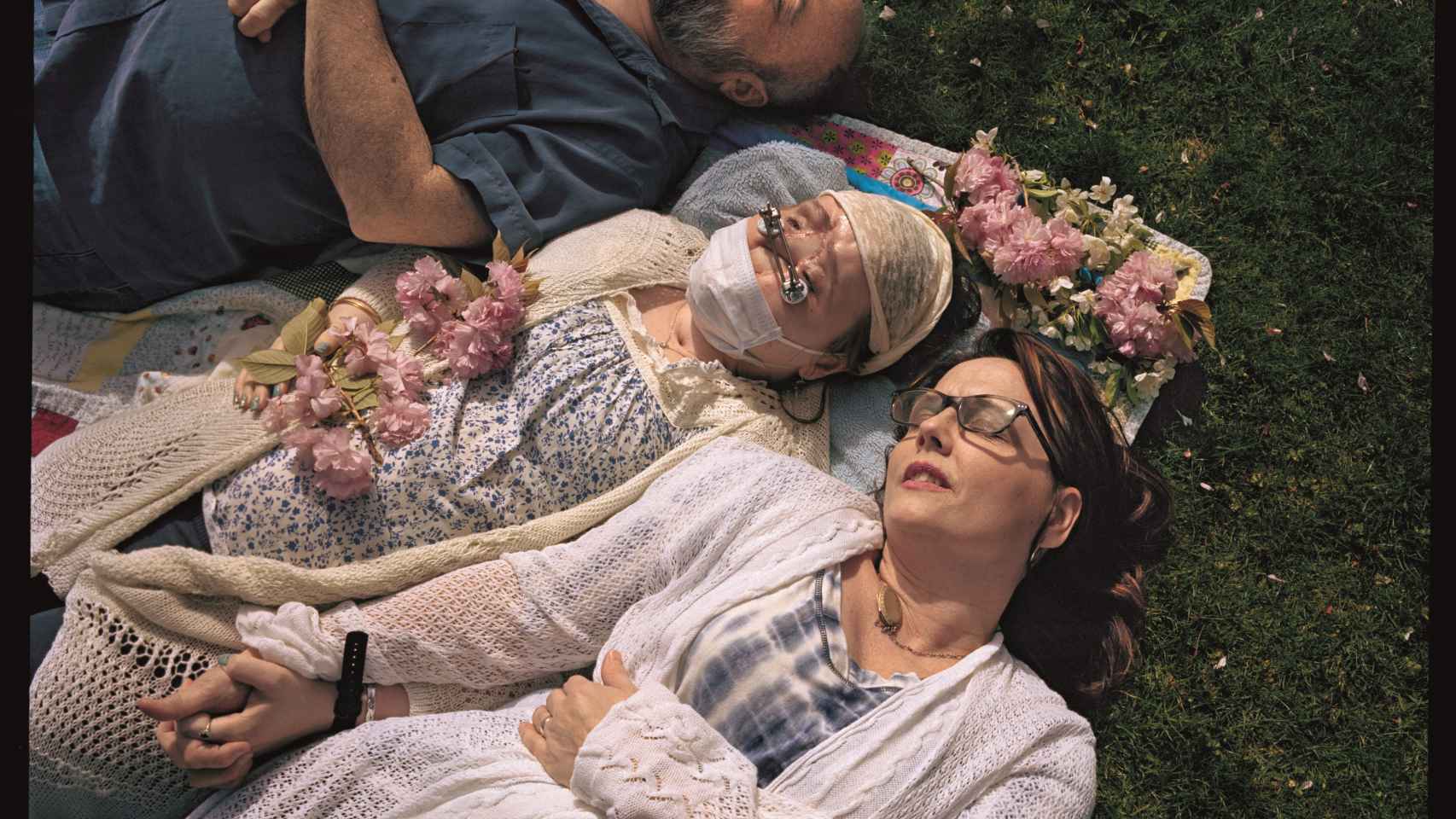 Katie y sus padres, Robb y Alesia Stubblefield, disfrutan de una siesta en un parque próximo al Cleveland Clinic.