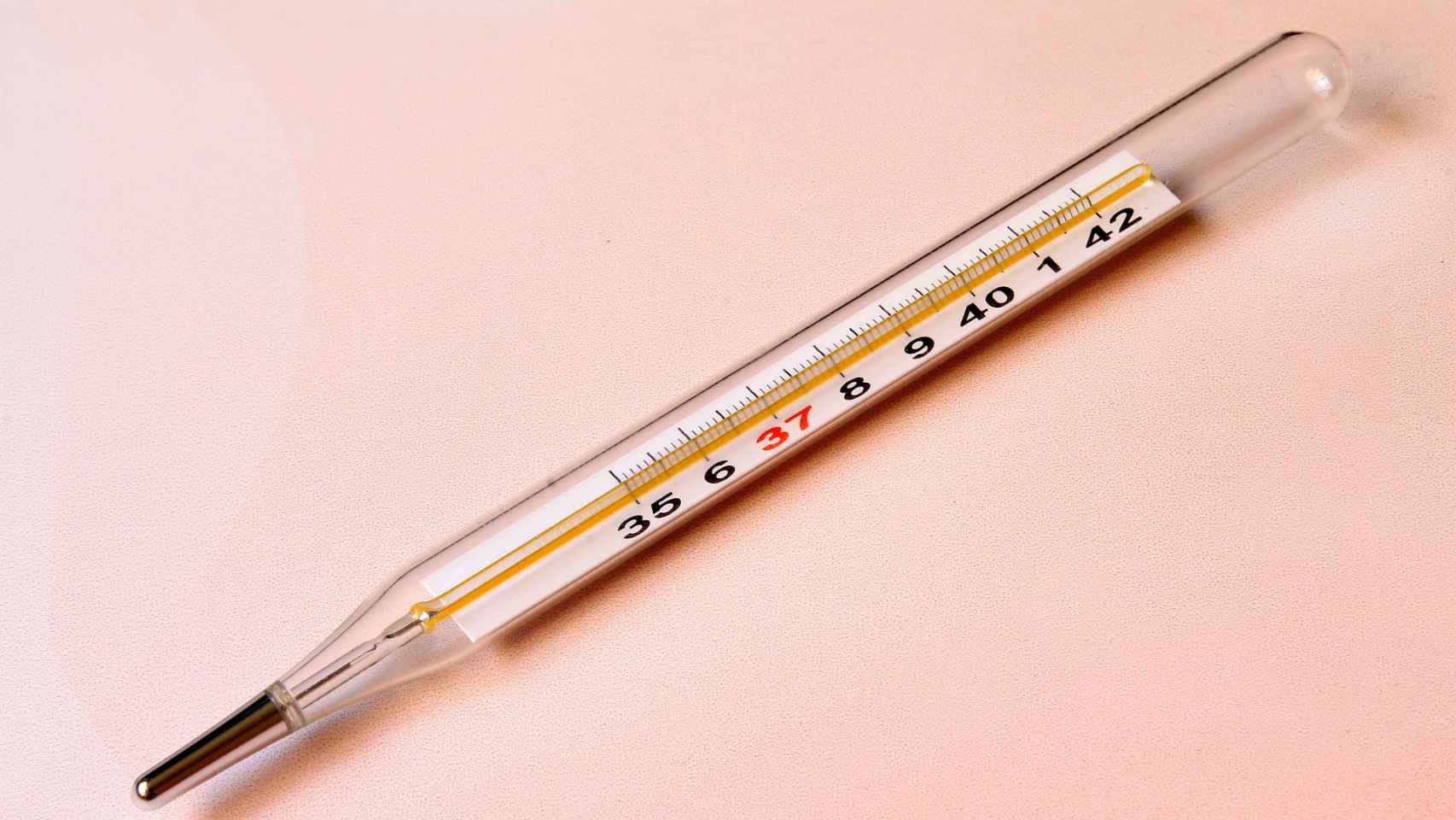 Un termómetro clásico de mercurio.