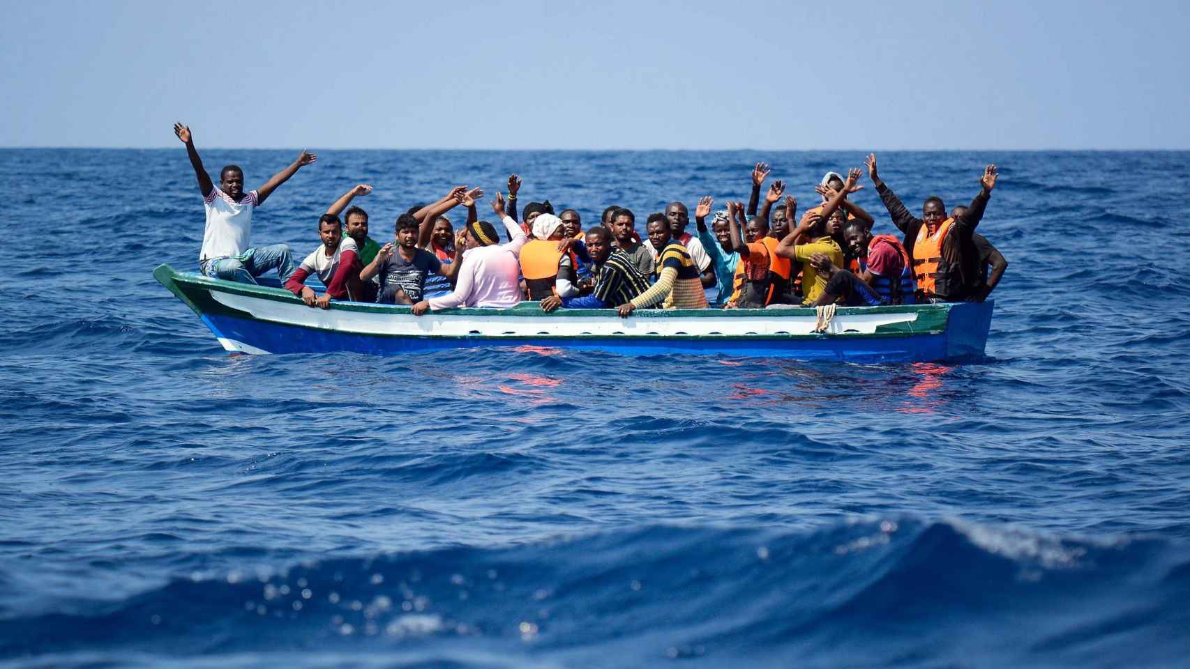 Varios inmigrantes siendo rescatados para ser llevados a bordo del 'Aquarius'