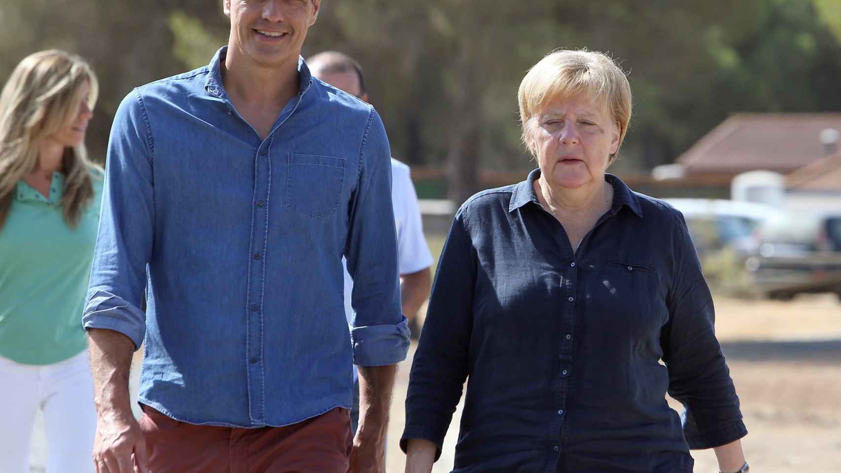 El presidente del Gobierno, Pedro Sánchez, con la canciller Angela Merkel en el parque de Doñana.